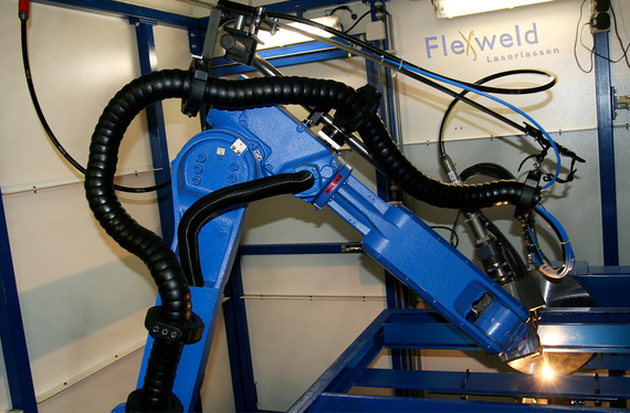 使用triflex R的Flexweld激光焊接机器人