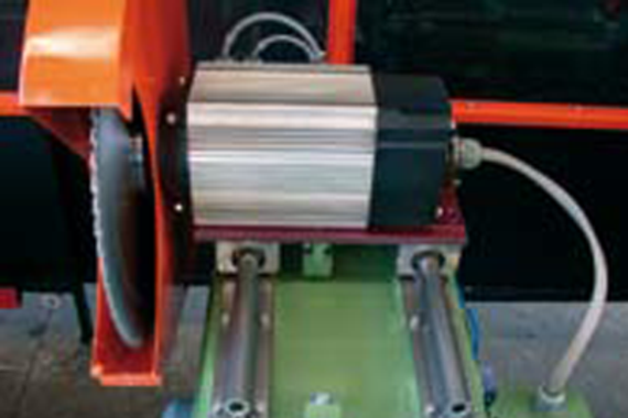 drylin® R 直线滑动轴承轴导向装置，用于在薄膜锯中精确定位