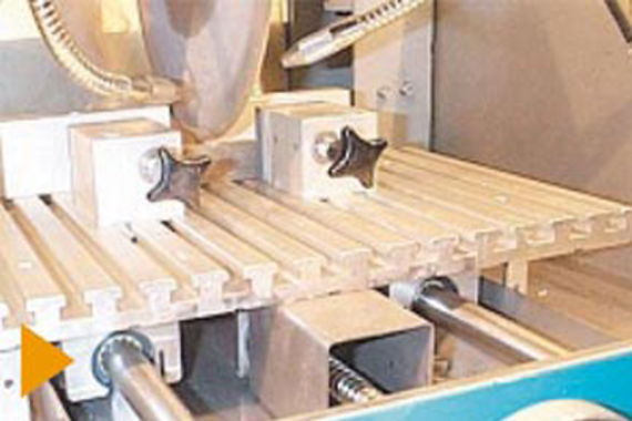 drylin® R 直线滑动轴承铝轴，用于在切断研磨机中进行精确的直线导向