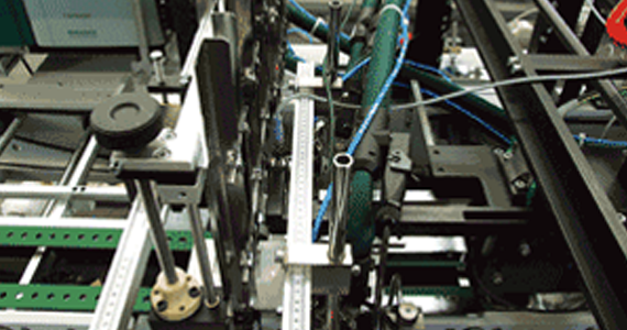 折叠机中的 drylin SLW 直线滑动轴承直线导向装置，带丝杠驱动