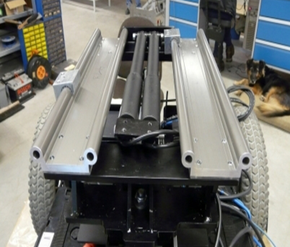 重型电动轮椅，带 drylin® W 直线滑动轴承导轨