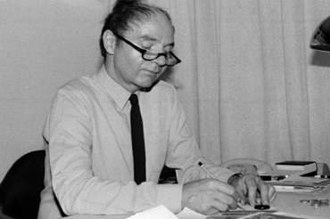 1964年，Günter Blase在igus办公室里办公
