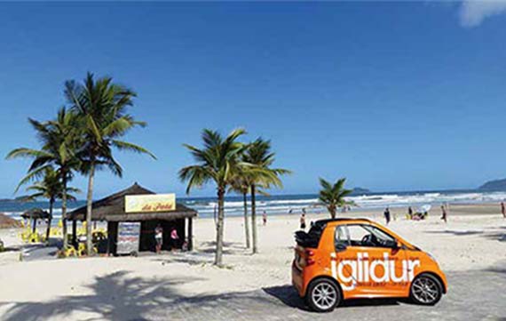 进行环球之旅的iglidur智能汽车在巴西海滩上